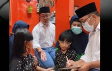 Ridwan Kamil Beri Kursi Roda  untuk Vien Larasaty Penderita Selebral Palsy