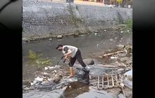 Salut, Seorang Diri Pemuda Ini Bersihkan Sampah di Sungai 