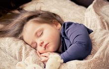 Hindari 5 Kebiasaan Buruk yang Sering Dilakukan Sebelum Tidur 