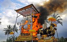 Tujuh Tradisi Pemakaman 'Berbeda' di Indonesia