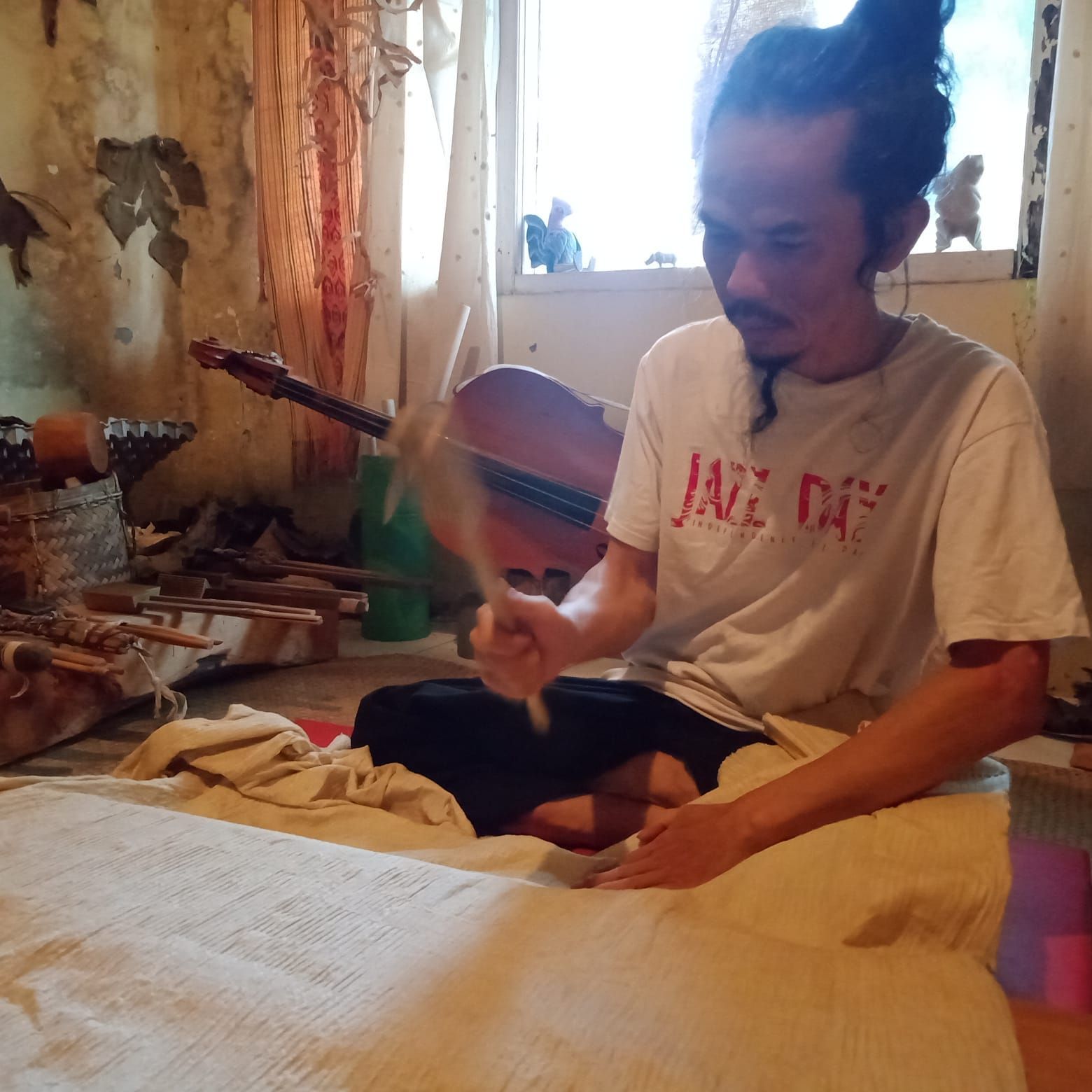 Ahmad Mufid Sururi sedang melakukan proses pengerjaan daluang. (Gin gin Tigin Ginulur)
